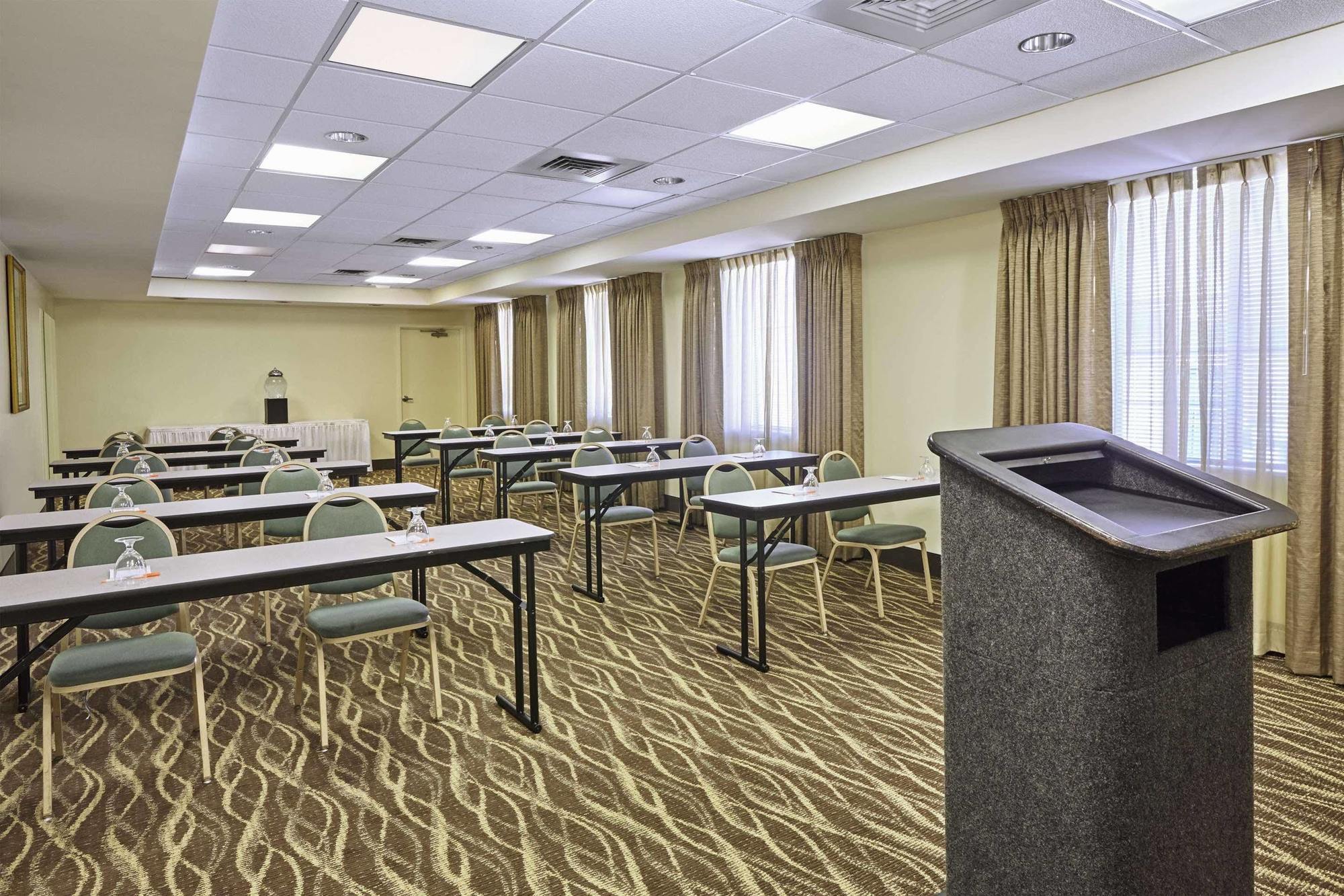 Madison Plaza Hotel Екстериор снимка